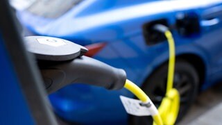Ein Elektroauto wird an einer Ladesäule getankt. In Rheinland-Pfalz ist der Westerwaldkreis die Region mit den meiesten Ladepunkten für E-Autos.