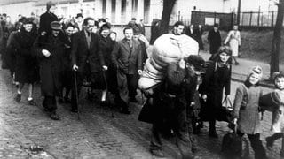 Ein Zug von rund 35 Flüchtlingen aus der Sowjetzone, denen die Aufnahme in die Bundesrepublik verweigert wurde, macht sich am 7.11.1949 in Uelzen auf den Weg nach Bonn, um gegen diese Entscheidung zu protestieren und eine endgültige Aufenthaltserlaubnis zu erwirken. Unter den Teilnehmern befinden sich Schwerkriegsbeschädigte, Beinamputierte, Fauen und Kinder. 