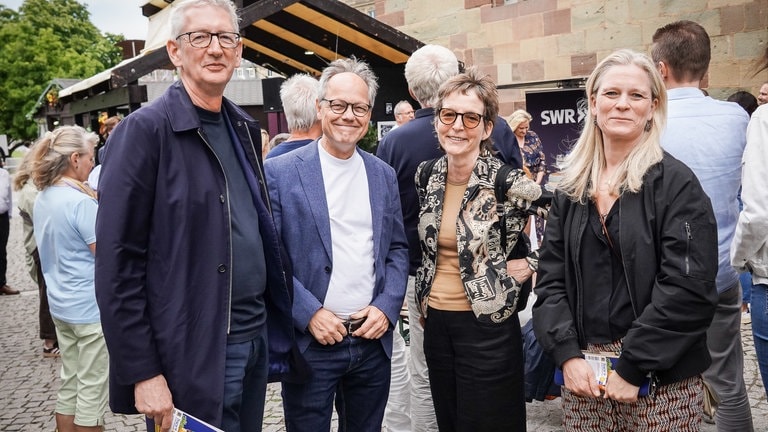 Weindorf-Treff 2026 Stuttgart mit der Pfännle-Moderatorin Petra Klein mit Gäste: Ferdinand Eppli, (Betriebswirt, Diamantengutachter, Versteigerer), Michael Nagl (Bassbariton, Oper), Constanze Müller (Theaterleiterin STAGE Theater Stuttgart) und Weinprinzessin Anna Maria Joos 