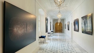 Die Ausstellungsräume im Schloss Isny zeigen im Rahmen einer Sonderausstellung Werke von Friedrich Hechelmann und Matthias Holländer.