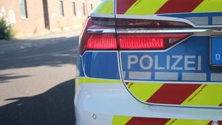 Zwei Unbekannte haben in Trier eine ältere Frau bestohlen