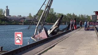 In Breisach (Kreis Breisgau-Hochschwarzwald) ist am Mitwoch ein Kran in den Rhein gestüzt und hat zwei Menschen verletzt.
