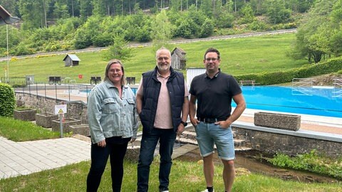 V.l. Daniela Bervoets, Robert Klumpp und Sebastian Klumpp vom Förderverein Schwimmbad Reichental hoffen, dass ihr Freibad in Betrieb bleiben kann. 