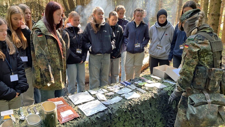 An diesem Stand wurde den Mädchen erklärt, welchen Proviant die Soldaten im Marschgepäck haben. Zum Beispiel Thunfisch in Limettensoße, Schokomüsli und Cappuccino.