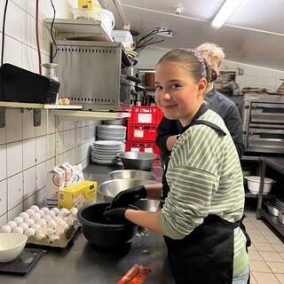 Astrid kocht beim Praktikum