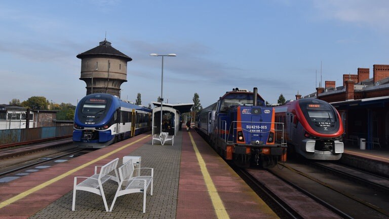Drei Eisenbahnen auf der Strecke der Ostbahn auf dem Bahnhof von Küstrin