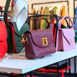 Desinger-Handtaschen stehen auf einem Tisch