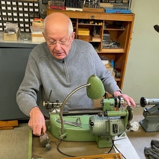 Matthias Naeschke (*1943) ist gelernter Uhrmacher, Uhrentechniker und Kirchenmusiker