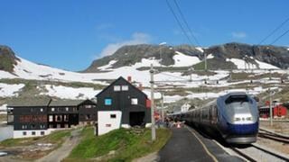Bergen Express beim Halt in Finse