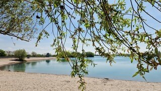 Der Pfarrwiesensee in Gimbsheim mit Sandstrand.