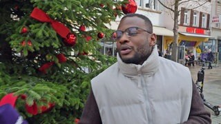 Passant vorm Weihnachtsbaum  in Bad Kreuznach