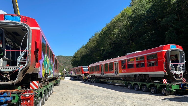 Am 6. September 2022 wurde ein Triebwagen abtransportiert, der bei der Katastrophe im Juli 2021 im Bahnhof Kreuzberg eingeschlossen und überflutet worden war. Der Zug wurde nach Ahrbrück geschleppt, dort in drei Teile zerlegt, die für den Straßentransport auf Tieflader gehoben wurden.