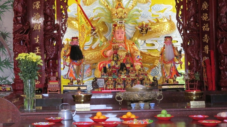 Direkt an der Bahnstrecke: ein buddhistischer Tempel in Kinarut, erbaut von den chinesischen Bewohnern.