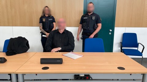 Seine an einer Angsstörung leidende Frau habe sterben wollen und ihn gebeten, ihr dabei zu helfen, sagte der Angeklagte vor dem Landgericht Trier. 