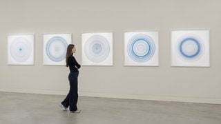 Eine Frau schaut auf ein Kunstwerk von Jill Baroff im Kunstmuseum Ravensburg