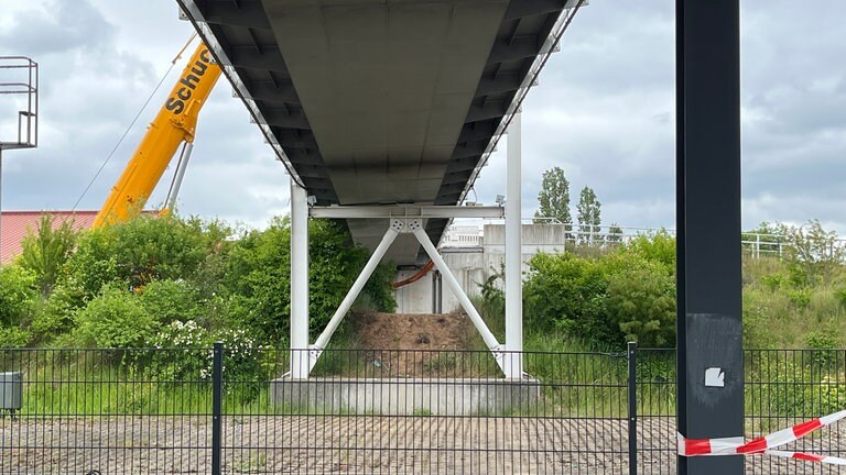 Hier ist zu erkennen, wie stark die Fußgängerbrücke durch den Lkw-Zusammenstoß nach links verschoben wurde. 