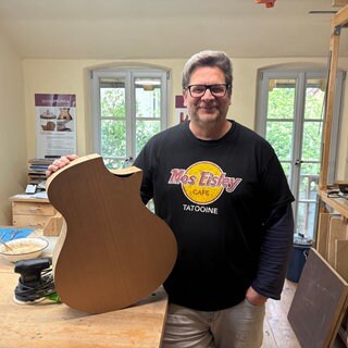 In der Werkstatt für Kasha-Gitarren