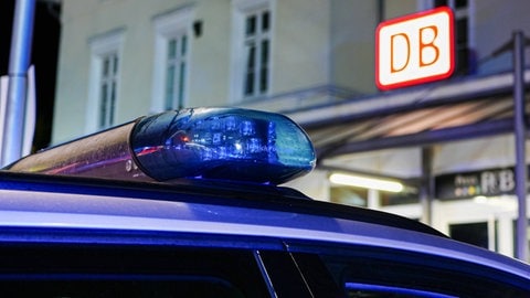 Polizei-Blaulicht an einem Bahnhof. (Symbol) Am Bahnhof in Budenheim wurde eine Schlägerei gemeldet. Als die Polizei eintraf, schliefen die Kontrahenten friedlich. 
