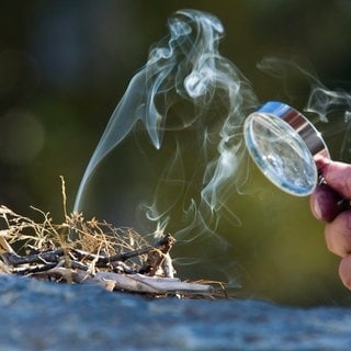 Brenngläser wie z.B. Lupen können bei Sonneneinstrahlung und entsprechendem Abstand durchaus brennbares Material entzünden. Experimente ergaben, dass normale Glasscherben dafür in der Regel nicht ausreichen.