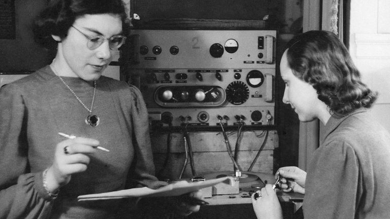 Frau Rosemarie Hirsch, Redakteurin, Frl. Bahr, Tontechnikerin beim Cutten von Bändern.