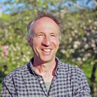 Bauer Hans Pfeffer auf seiner Apfelbaumwiese