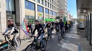 Rund 50 Menschen haben an der Fahrraddemonstration von fridays For Future in Ulm teilgenommen. Auf dem Rad demonstrierten sie für mehr Klimaschutz.