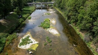 Blick von oben auf die Donau bei Sigmaringen. Große Kies- und Sandbänke ragen aus dem Fluss, der wegen des niedrigen Wasserstands nur noch schmale Wasserläufe bildet.