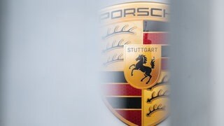 Ein Logo der Porsche AG ist am Stammwerks des Automobilbauers zu sehen. Der Betriebsrat von Porsche ist am Mittwoch geschlossen zurückgetreten.