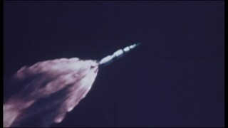 Eine Rakete fliegt ins All.
