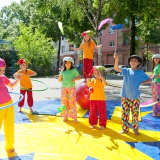 Ein Mitmach-Zirkus für Kinder beim Straßentheaterfestival in Ludwigshafen 