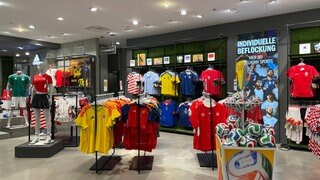 Wm-Trikots im Modehaus Engelhorn in Mannheim