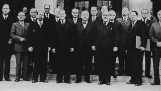 Vereidigung der Regierung der DDR am 12. Oktober 1949. 1. Reihe v.li.: Steinhoff, Dertinger, Ulbricht, Grote wohl, Nuschke, Kastner, Handke, Selbmann, Reingruber. 2. Reihe: Bolz, Loch, Fechner, Rau, Wandel, Goldenbaum, Steidle, Burmeister