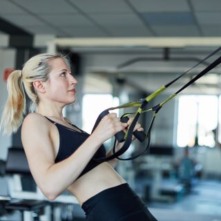 Junge Frau beim Krafttraining