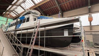 Katamaran „Ferdinand“ hat in Friedrichshafen eine neue Rumpfbeschichtung bekommen. Sie soll die Umwelt schonen und Pflegeleichter sein. 