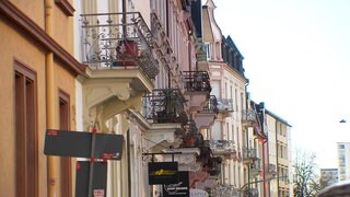 Mehrfamilienhäuser mit Balkonen.