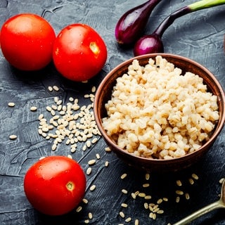 Graupen aus Gerste: Alte Getreidesorten wie Gerste, Buchweizen und Hirse sind klimafreundliche Alternativen zu Reis und Quinoa mit vielen gesunden Nährstoffen und vielseitigem Geschmack.