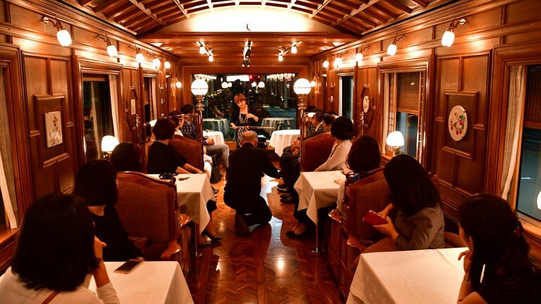In den Salonwagen des Seven Stars werden nicht nur edle Speisen serviert, am Abend verwandelt sich der Wagen in eine Lounge mit Barmusik.