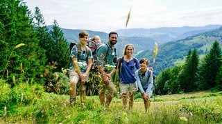 Host-Familie König testet für "Raus mit euch" den Zauberweg auf dem Hasenhorn bei Todtnau