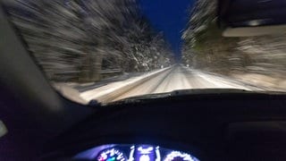 Sicher fahren auf glatten Straßen und bei Eis und Schnee