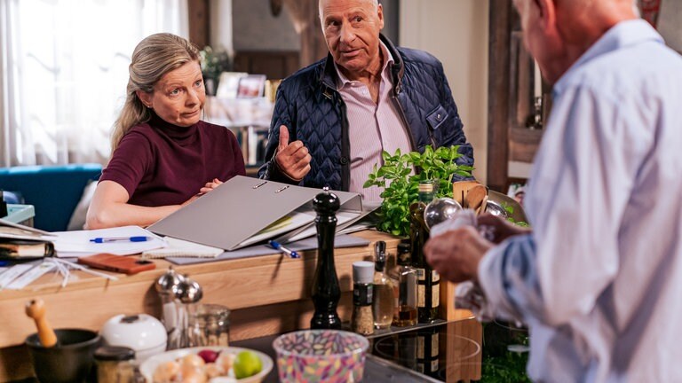 Frau Heilert (Adelheid Theil), Franz (Edgar-M. Marcus) und Heinz (Thomas Meinhardt) im Gesindehaus