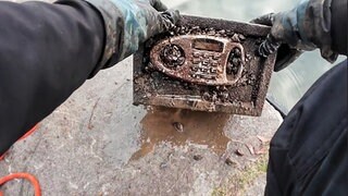 Magnetangler ziehen Tresor mit Schusswaffe und Fahrzeugpapieren an Land. 