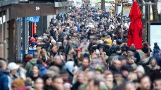 Menschen gehen auf der Königstraße. 