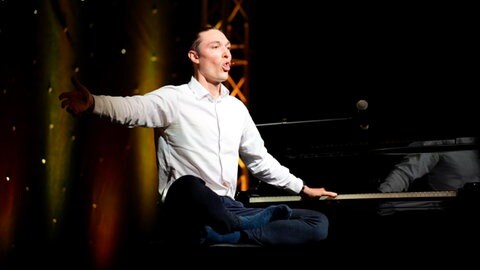 Der Klavierkabarettist Andreas Langsch erhielt bei der "Tuttlinger Krähe" 2025 den zweiten Jury-Preis und den begehrten Publikumspreis.