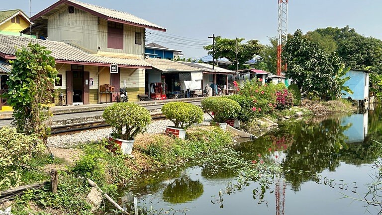 Ein kleiner Bahnhof am Kanal: In Rang Pho kreuzen die meisten Züge auf der eingleisigen Strecke.
