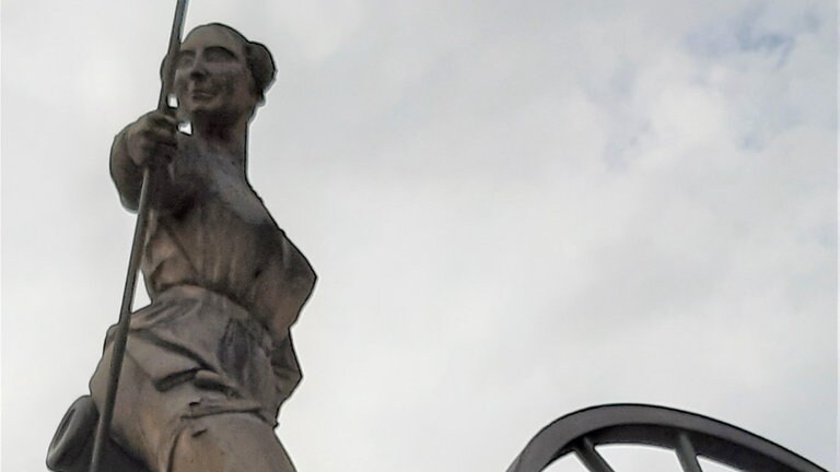 Badische Revolution 1848: Denkmal auf dem Marktplatz in Schopfheim. Hier eine Detailaufnahme von Emma Herwegh, die auf der Kanone sitzt