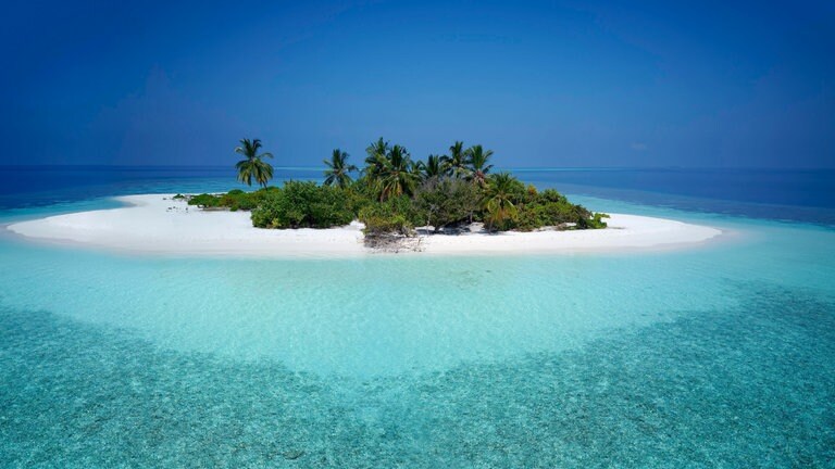 Unbewohnte Palmeninsel mit Sandstrand, vorgelagertes Korallenriff, Ari-Atoll, Indischer Ozean, Malediven.