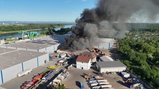 Rauchwolke bei einem Brand in Worms.
