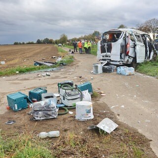 Ein Kleintransporter hat sich an der B30 bei Ulm mehrfach überschlagen. Die drei Männer im Auto wurden schwer verletzt. 