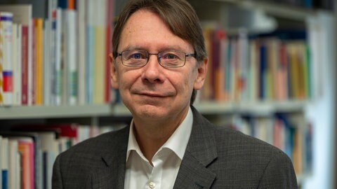 Der Politikwissenschaftler Uwe Jun ist Inhaber des Lehrstuhls für Westliche Regierungssysteme an der Universität Trier. 