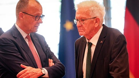 Bundeskanzler Friedrich Merz (l, CDU) und Winfried Kretschmann (Bündnis90Die Grünen), Ministerpräsident von Baden-Württemberg, nehmen an der Ministerpräsidentenkonferenz unter Vorsitz Sachsens im Bundeskanzleramt teil.